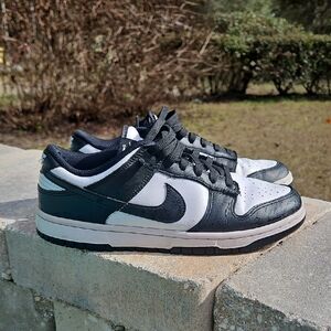 Nike Men's Black and White Low-Top Sneakers